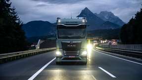 MAN und Dettendorfer demonstrieren in einem Pilotprojekt emissionsfreie Nachtlogistik über den Brenner mit einem E-Truck.