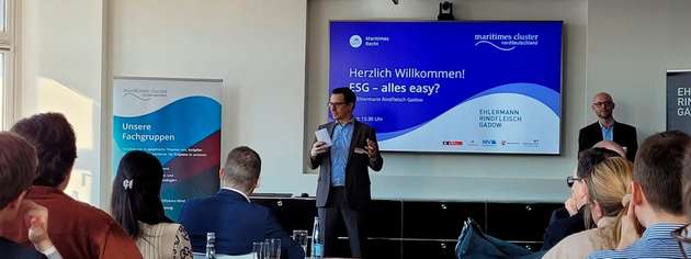 ESG: Klaus Maak (Mitte), Leiter der Geschäftsstelle Hamburg des Maritimen Cluster Norddeutschland (MCN), führte ins Thema ein. Im Hintergrund (stehend) ist Hanno Geißler, Partner bei der Rechtsanwaltskanzlei Ehlermann Rindfleisch Gadow in Hamburg als erster Vortragender zu sehen.

