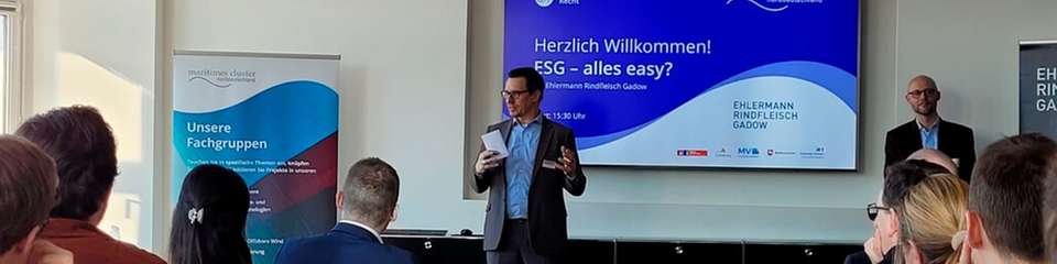 ESG: Klaus Maak (Mitte), Leiter der Geschäftsstelle Hamburg des Maritimen Cluster Norddeutschland (MCN), führte ins Thema ein. Im Hintergrund (stehend) ist Hanno Geißler, Partner bei der Rechtsanwaltskanzlei Ehlermann Rindfleisch Gadow in Hamburg als erster Vortragender zu sehen.
