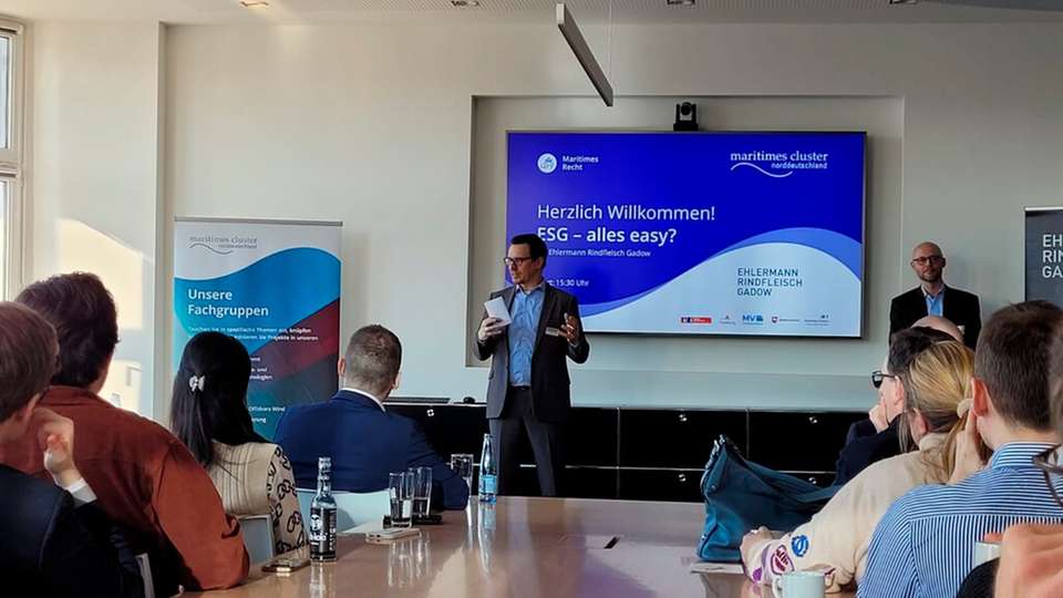 ESG: Klaus Maak (Mitte), Leiter der Geschäftsstelle Hamburg des Maritimen Cluster Norddeutschland (MCN), führte ins Thema ein. Im Hintergrund (stehend) ist Hanno Geißler, Partner bei der Rechtsanwaltskanzlei Ehlermann Rindfleisch Gadow in Hamburg als erster Vortragender zu sehen.
