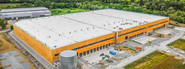 Trimodal par excellence: Auf Grund der Verkehrsanbindungen (Hafenbecken, Donau, Gütergleise, B 20, B 8, A 3, A 92, ÖPNV-Netz) ist das Logistikzentrum vor allem für Unternehmen interessant, die logistische und produktionsnahe Dienstleistungen erbringen. 
Das Foto vom Richtfest (Bild unten) zeigt (v. l.): Martin Ohly (General Manager bei Logicenters Germany), Andreas Löffert (Geschäftsleiter des Zweckverbands Hafen Straubing-Sand), Bernhard Krempl (stellvertretender Landrat des Landkreises Straubing-Bogen), Adrian Zellner (Mitglied der Geschäftsleitung von Garbe Industrial), Markus Pannermayr (Oberbürgermeister der Stadt Straubing), Adalbert Hösl (Bürgermeister der Gemeinde Aiterhofen). 