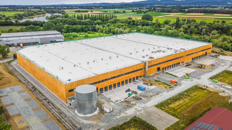 Trimodal par excellence: Auf Grund der Verkehrsanbindungen (Hafenbecken, Donau, Gütergleise, B 20, B 8, A 3, A 92, ÖPNV-Netz) ist das Logistikzentrum vor allem für Unternehmen interessant, die logistische und produktionsnahe Dienstleistungen erbringen. 
Das Foto vom Richtfest (Bild unten) zeigt (v. l.): Martin Ohly (General Manager bei Logicenters Germany), Andreas Löffert (Geschäftsleiter des Zweckverbands Hafen Straubing-Sand), Bernhard Krempl (stellvertretender Landrat des Landkreises Straubing-Bogen), Adrian Zellner (Mitglied der Geschäftsleitung von Garbe Industrial), Markus Pannermayr (Oberbürgermeister der Stadt Straubing), Adalbert Hösl (Bürgermeister der Gemeinde Aiterhofen). 