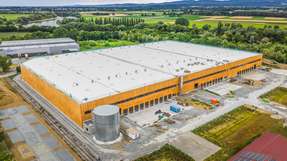 Trimodal par excellence: Auf Grund der Verkehrsanbindungen (Hafenbecken, Donau, Gütergleise, B 20, B 8, A 3, A 92, ÖPNV-Netz) ist das Logistikzentrum vor allem für Unternehmen interessant, die logistische und produktionsnahe Dienstleistungen erbringen. 
Das Foto vom Richtfest (Bild unten) zeigt (v. l.): Martin Ohly (General Manager bei Logicenters Germany), Andreas Löffert (Geschäftsleiter des Zweckverbands Hafen Straubing-Sand), Bernhard Krempl (stellvertretender Landrat des Landkreises Straubing-Bogen), Adrian Zellner (Mitglied der Geschäftsleitung von Garbe Industrial), Markus Pannermayr (Oberbürgermeister der Stadt Straubing), Adalbert Hösl (Bürgermeister der Gemeinde Aiterhofen). 