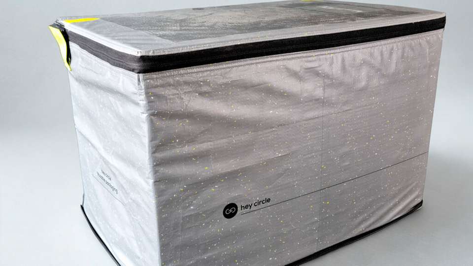 Im Szenario für den Falltest durch die HTWK Leipzig war die maximale Zuladung der hey circle Mehrweg-Boxen auf 20 Kilogramm begrenzt, um den Arbeitsschutz einzuhalten. Höhere Werte sollen theoretisch möglich sein. Bild unten: hey circle Versandbox beim Stapeldrucktest der HWTK Leipzig.  