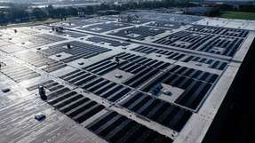 Fiege erweitert PV-Anlage in Greven-Reckenfeld Lass die Sonne rein: Auf 20.000 Quadratmeter sind rund 4.500 zusätzliche PV-Module installiert worden, dank derer das System eine Gesamtleistung von annähernd 3.000 Kilowattpeak erreicht.