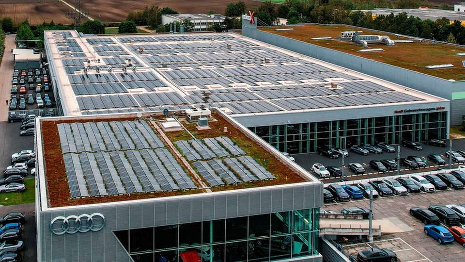 Die Kombination von großflächigen Photovoltaikanlagen mit integrierter E-Ladeinfrastruktur schafft zukunftsfähige Lösungen.