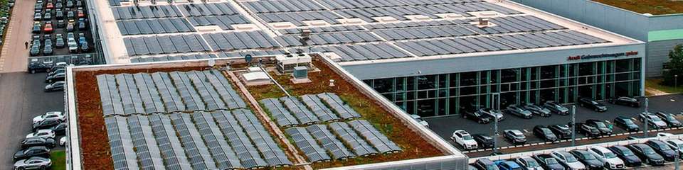 Die Kombination von großflächigen Photovoltaikanlagen mit integrierter E-Ladeinfrastruktur schafft zukunftsfähige Lösungen.