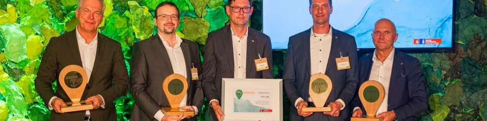 Alle Gewinner der Green Focus Awards (v.l.n.r.): Michael Schulze, Dr. Alexander David, Russell Layton, Christoph Pauli, Jan Voss.
Bild unten: Preis für Engagement, Bereichsleitung Qualität und Nachhaltigkeit bei Lidl, Dr. Alexander David und Mitarbeiterin bei Senatorin für Wirtschaft, Häfen und Transformation Jana Köhler.
