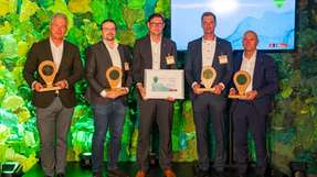 Alle Gewinner der Green Focus Awards (v.l.n.r.): Michael Schulze, Dr. Alexander David, Russell Layton, Christoph Pauli, Jan Voss.
Bild unten: Preis für Engagement, Bereichsleitung Qualität und Nachhaltigkeit bei Lidl, Dr. Alexander David und Mitarbeiterin bei Senatorin für Wirtschaft, Häfen und Transformation Jana Köhler.
