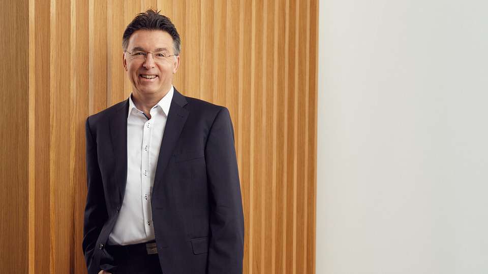 Sieht den aktuellen Bundeskabinetts-Beschluss als wichtiges Signal für die Immobilienbranche: Michael Blichmann, Geschäftsführer von node energy.
Bild Mitte: Das Gesetz ermögliche die Finanzierung und den Betrieb von erneuerbaren Energien und Infrastruktur über Investmentvermögen, erklärt Andreas Walter, Partner bei Yester & Morrow Rechtsanwaltsgesellschaft, einer auf AIF-Fondsstrukturen spezialisierten Boutique-Kanzlei. 
Bild Mitte, rechts.: „Dass in der Assetklasse Nahversorgung etwa 70 Prozent des erzeugten Stroms im Asset vor Ort genutzt werden kann, rundet das Ganze für uns ab", ergänzt Matthias Weissbaecker, Head of Business Development bei Habona. 
