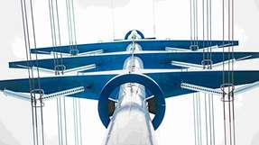 Stromnetz: Stabil und auf einen hohen Verbrauch ausgelegt: Finnische Netzbetreiber investieren in Automatisierung, Fehlererkennung und Laststeuerung.
Bilder unten (v.l.n.r.): Stromleitung. Windpark: Kostengünstig und sauber: 56 Prozent des finnischen Stroms stammten 2024 aus erneuerbaren Quellen, 95 Prozent waren CO2-neutral. 