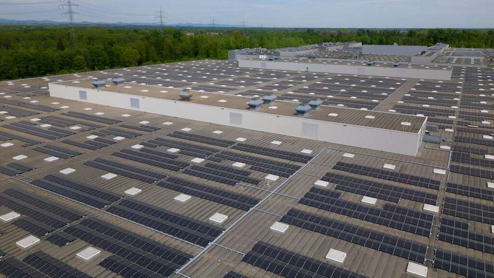Sunrock-Solardachanlage bei der Mercedes-Benz AG in Rastatt. 
Bild unter: Bram Poeth ist zum CEO von Sunrock ernannt worden.