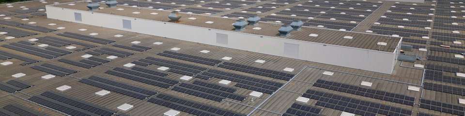 Sunrock-Solardachanlage bei der Mercedes-Benz AG in Rastatt. 
Bild unter: Bram Poeth ist zum CEO von Sunrock ernannt worden.