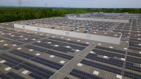 Sunrock-Solardachanlage bei der Mercedes-Benz AG in Rastatt. 
Bild unter: Bram Poeth ist zum CEO von Sunrock ernannt worden.
