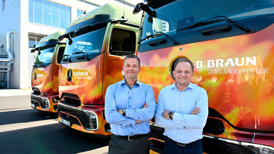 Umstieg auf E-Lkw im Fernverkehr Michael Bähr (links), Director Finished Good Logistics bei B. Braun, und Bernhard Heinrich, Geschäftsführender Gesellschafter der Frigosped GmbH, testen seit Anfang Juli 2025 drei vollelektronische Lkw. Die Mercedes Benz eActros legen im Fernverkehr täglich etwa 500 Kilometer zurück.