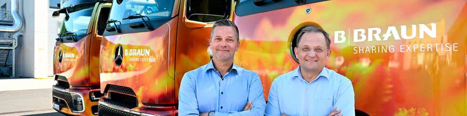 Michael Bähr (links), Director Finished Good Logistics bei B. Braun, und Bernhard Heinrich, Geschäftsführender Gesellschafter der Frigosped GmbH, testen seit Anfang Juli 2025 drei vollelektronische Lkw. Die Mercedes Benz eActros legen im Fernverkehr täglich etwa 500 Kilometer zurück.