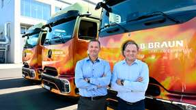 Michael Bähr (links), Director Finished Good Logistics bei B. Braun, und Bernhard Heinrich, Geschäftsführender Gesellschafter der Frigosped GmbH, testen seit Anfang Juli 2025 drei vollelektronische Lkw. Die Mercedes Benz eActros legen im Fernverkehr täglich etwa 500 Kilometer zurück.
