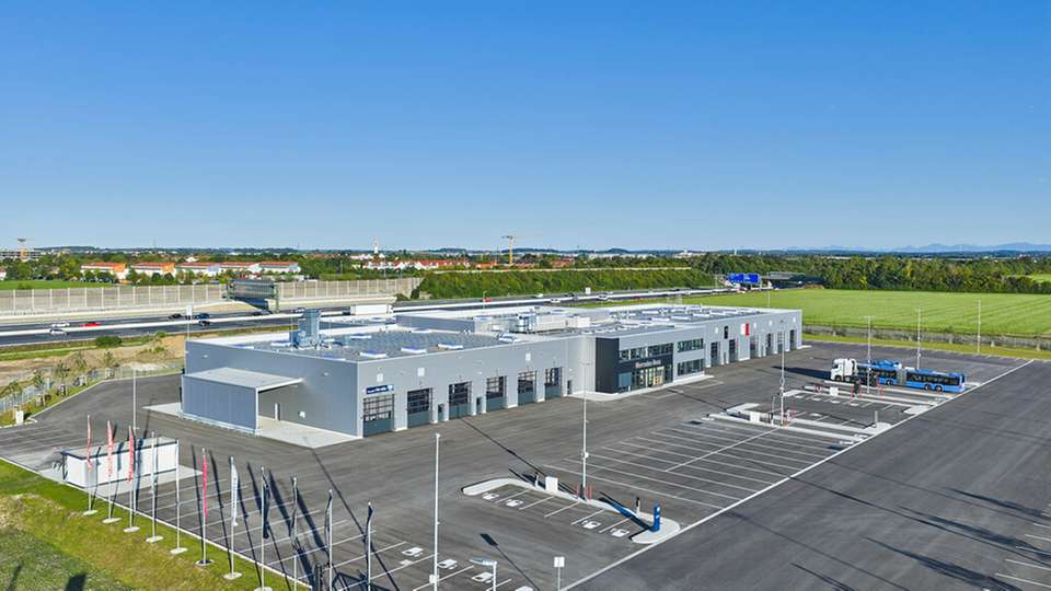 Daimler Truck eröffnet nachhaltiges Nutzfahrzeugzentrum in Aschheim  Daimler Truck eröffnet neuen Standort für Vertrieb und Service von Lkw und Bussen in Aschheim bei München.