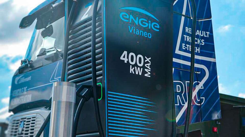 Projekt für mehr Nachhaltigkeit im Schwerlastverkehr gestartet Pionierprojekt: Die integrierte ENGIE-Vianeo-Ladeinfrastruktur nutzt ausschließlich grünen Strom. Dadurch unterstützt ENGIE Deutschland den Port of Kiel auf dem Weg, zu einem der umweltfreundlichsten Häfen Europas zu werden.