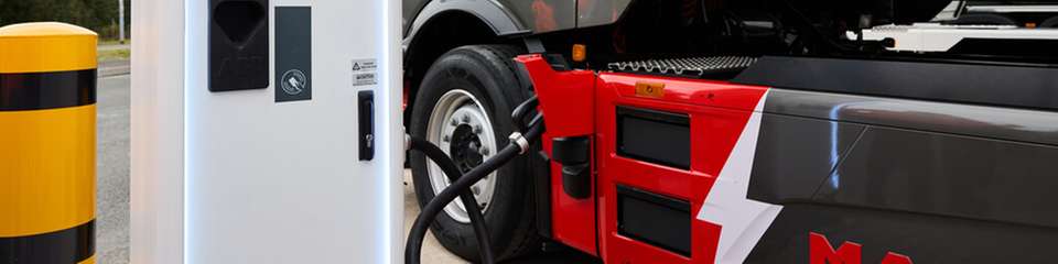 Die erste Megawatt-Ladeinfrastruktur für Lkw in Deutschland wurde Ende September 2025 im Zuge des BMV-geförderten HoLa-Projektes eröffnet.
Bildergalerie: Prognostizierte Absatzzahlen schwerer Nutzfahrzeuge (N3/>12t) in Deutschland laut Herstellerangaben (1). Das Logistikunternehmen TST steigt in das Energiegeschäft ein (2). 