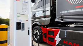 Die erste Megawatt-Ladeinfrastruktur für Lkw in Deutschland wurde Ende September 2025 im Zuge des BMV-geförderten HoLa-Projektes eröffnet.
Bildergalerie: Prognostizierte Absatzzahlen schwerer Nutzfahrzeuge (N3/>12t) in Deutschland laut Herstellerangaben (1). Das Logistikunternehmen TST steigt in das Energiegeschäft ein (2). 