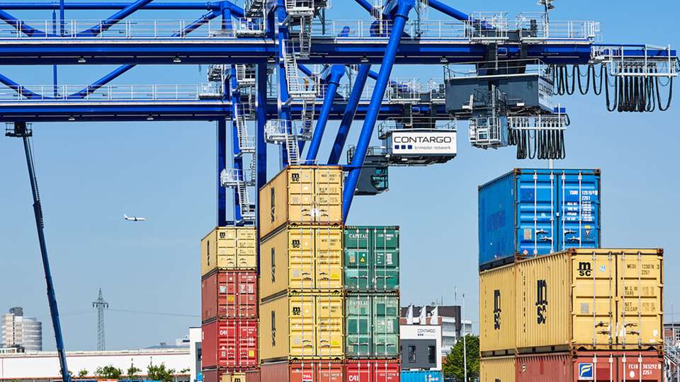 Wer die Emissionen einer gesamten Transportkette realistisch bewerten will, muss auch die Emissionen am Terminal einbeziehen.
Galerie unten: Photovoltaik (Neuss).
Ladesäule E-Lkw.
Neuss: Gate In.
