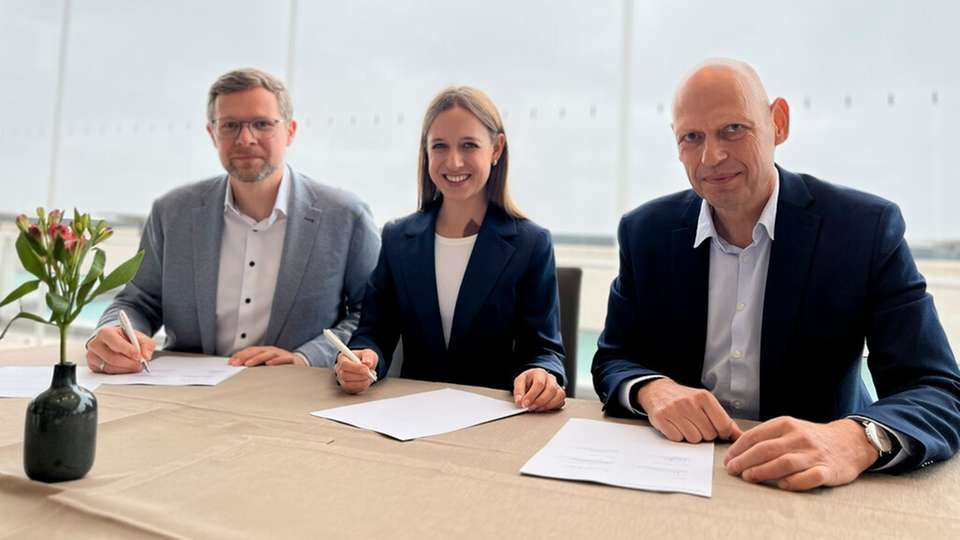 v. l. n. r.: Martin Jüngel, Geschäftsführer und CFO, H2 MOBILITY, Dr. Sara Schiffer, Geschäftsführerin, hylane GmbH, Frank Fronzke, Geschäftsführer und COO, H2 MOBILITY, während der Vertragsunterzeichnung.

