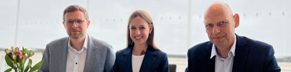 v. l. n. r.: Martin Jüngel, Geschäftsführer und CFO, H2 MOBILITY, Dr. Sara Schiffer, Geschäftsführerin, hylane GmbH, Frank Fronzke, Geschäftsführer und COO, H2 MOBILITY, während der Vertragsunterzeichnung.

