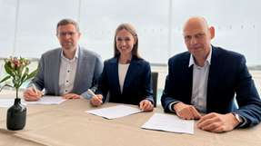 v. l. n. r.: Martin Jüngel, Geschäftsführer und CFO, H2 MOBILITY, Dr. Sara Schiffer, Geschäftsführerin, hylane GmbH, Frank Fronzke, Geschäftsführer und COO, H2 MOBILITY, während der Vertragsunterzeichnung.

