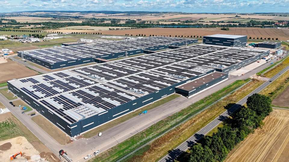 Logistik der Superlative: das Global Parts Center aus der Luft mit der größten Dachsolaranlage Deutschlands.