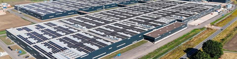 Logistik der Superlative: das Global Parts Center aus der Luft mit der größten Dachsolaranlage Deutschlands.