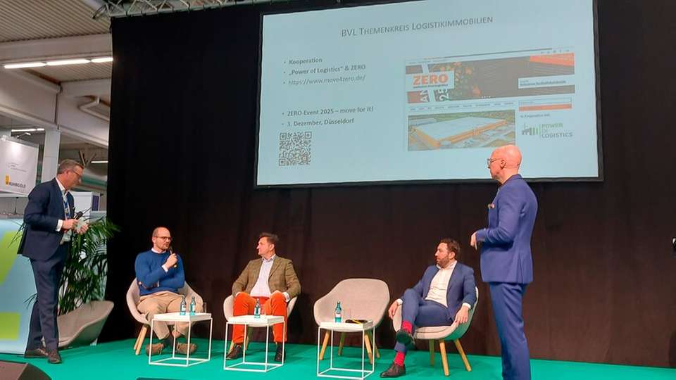 Die Partnerschaft wurde auf der diesjährigen Logistikimmobilienmesse BUILDINX von Kuno Neumeier, Sprecher des Themenkreises Logistikimmobilien (links), Tilo Nahrath, Sprecher der Initiative „Power of Logistics“ (3. v. l.), und Tim-Oliver Frische, ZERO-Chefredakteur der DVV Media Group (rechts), offiziell verkündet.
