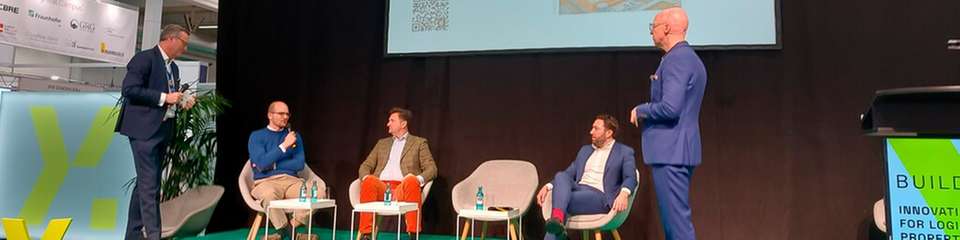 Die Partnerschaft wurde auf der diesjährigen Logistikimmobilienmesse BUILDINX von Kuno Neumeier, Sprecher des Themenkreises Logistikimmobilien (links), Tilo Nahrath, Sprecher der Initiative „Power of Logistics“ (3. v. l.), und Tim-Oliver Frische, ZERO-Chefredakteur der DVV Media Group (rechts), offiziell verkündet.