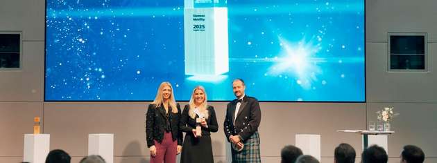 Preisverleihung Siemens Mobility Award 2025 (von links): Beatrice Bock (Geschäftsführerin und CFO Siemens Mobility), Sabine Geis (Global Account Manager Siemens, Geis Gruppe) und Rory Lamont (Chief Procurement Officer, Siemens) bei der Award-Zeremonie am 24. November in München.