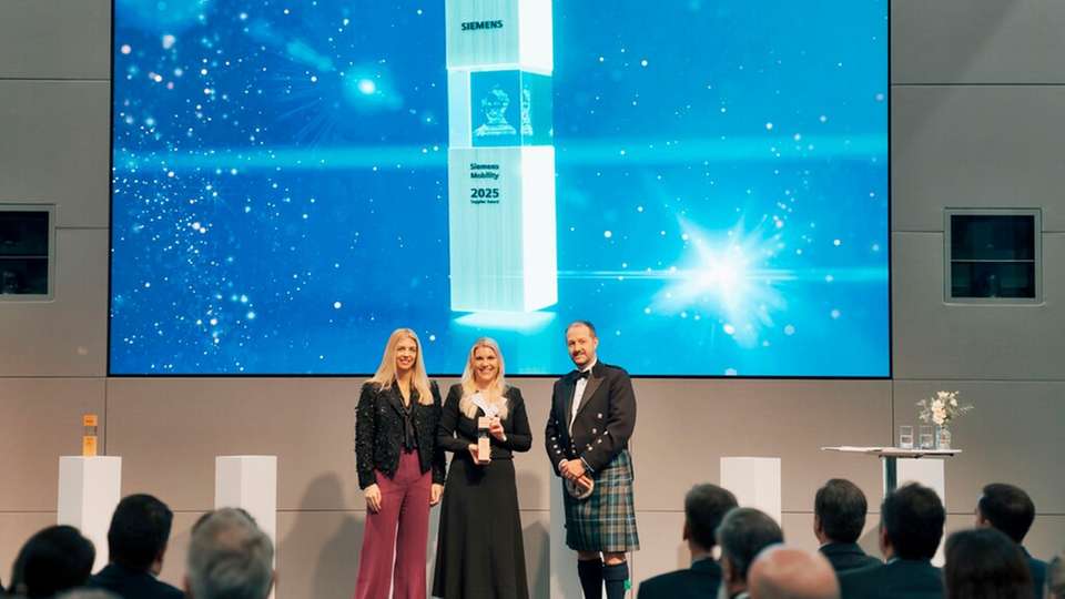 Preisverleihung Siemens Mobility Award 2025 (von links): Beatrice Bock (Geschäftsführerin und CFO Siemens Mobility), Sabine Geis (Global Account Manager Siemens, Geis Gruppe) und Rory Lamont (Chief Procurement Officer, Siemens) bei der Award-Zeremonie am 24. November in München.