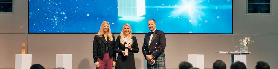 Preisverleihung Siemens Mobility Award 2025 (von links): Beatrice Bock (Geschäftsführerin und CFO Siemens Mobility), Sabine Geis (Global Account Manager Siemens, Geis Gruppe) und Rory Lamont (Chief Procurement Officer, Siemens) bei der Award-Zeremonie am 24. November in München.