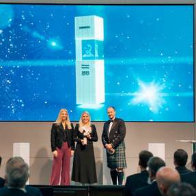 Preisverleihung Siemens Mobility Award 2025 (von links): Beatrice Bock (Geschäftsführerin und CFO Siemens Mobility), Sabine Geis (Global Account Manager Siemens, Geis Gruppe) und Rory Lamont (Chief Procurement Officer, Siemens) bei der Award-Zeremonie am 24. November in München.