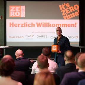 Moderator und Initiator der move4zero-Bewegung Tim-Oliver Frische setzte beim ZERO Event den Fokus bewusst nicht auf das allgemein Mögliche, sondern auf konkrete Lösungen.