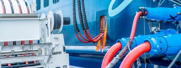 AIDAprima an der Landstromanlage Ostseekai