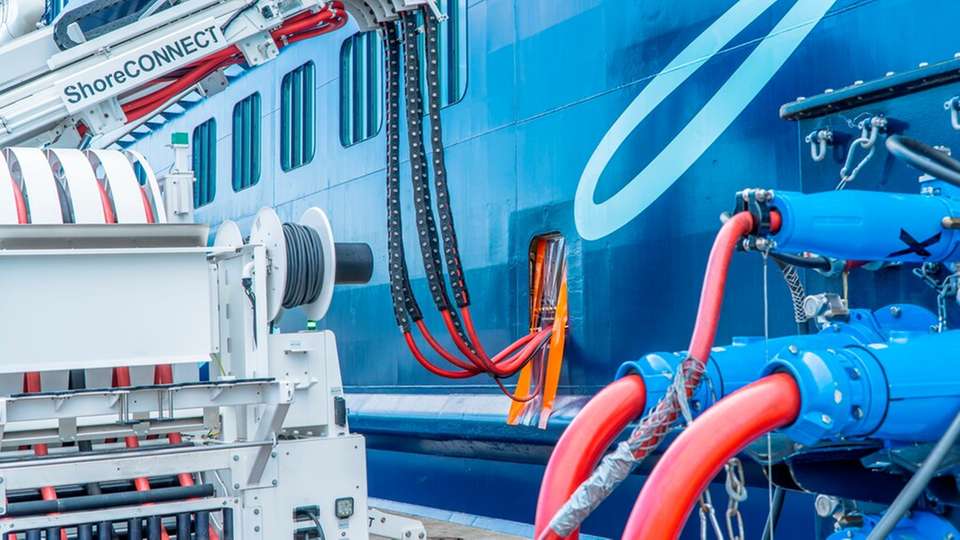 AIDAprima an der Landstromanlage Ostseekai