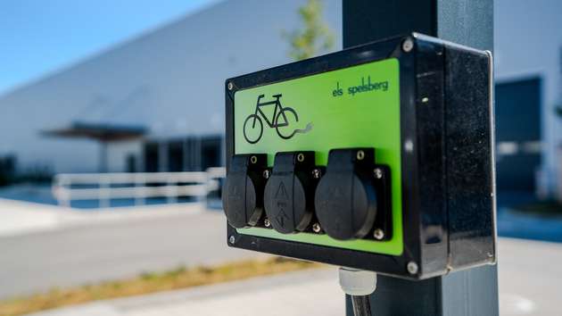 An E-Bike-Ladestationen mit Schuko-Steckdosen, wie hier im CTPark Schleiz, können Nutzer ihr eigenes Ladegerät und Ladekabel anschließen (Bild2).