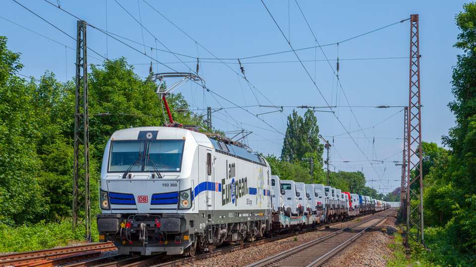 Die Schiene kann Nachhaltigkeit: Wer Güter-Transporte hierauf verlagert, kann messbar Treibhausgase reduzieren.
