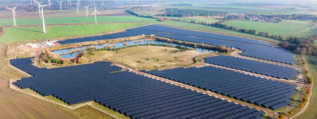 Meilenstein: Das Hybridkraftwerk Zerbst soll nach dem Erneuerbare-Energien-Gesetz (EEG) das größte Solar-Batterie-Hybridkraftwerk Deutschlands werden. Für SUNOTEC ist dieses Projekt ein bedeutender Erfolg, da es sich um das erste Hybridkraftwerk des Unternehmens in Deutschland handelt.