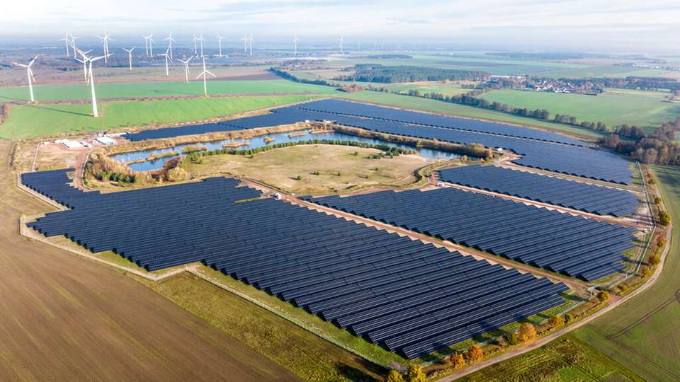 Meilenstein: Das Hybridkraftwerk Zerbst soll nach dem Erneuerbare-Energien-Gesetz (EEG) das größte Solar-Batterie-Hybridkraftwerk Deutschlands werden. Für SUNOTEC ist dieses Projekt ein bedeutender Erfolg, da es sich um das erste Hybridkraftwerk des Unternehmens in Deutschland handelt.