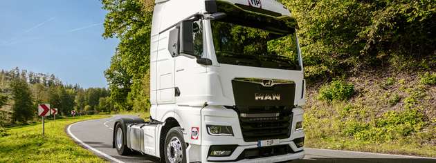 Der Vertrag sieht die Lieferung von bis zu 600 Fahrzeugen pro Jahr über einen Zeitraum von drei Jahren vor. Neben konventionell angetriebenen Fahrzeugen sind auch batterieelektrische Lkw Teil des Vertrags, der ein Auftragsvolumen von bis zu 160 Millionen Euro hat.