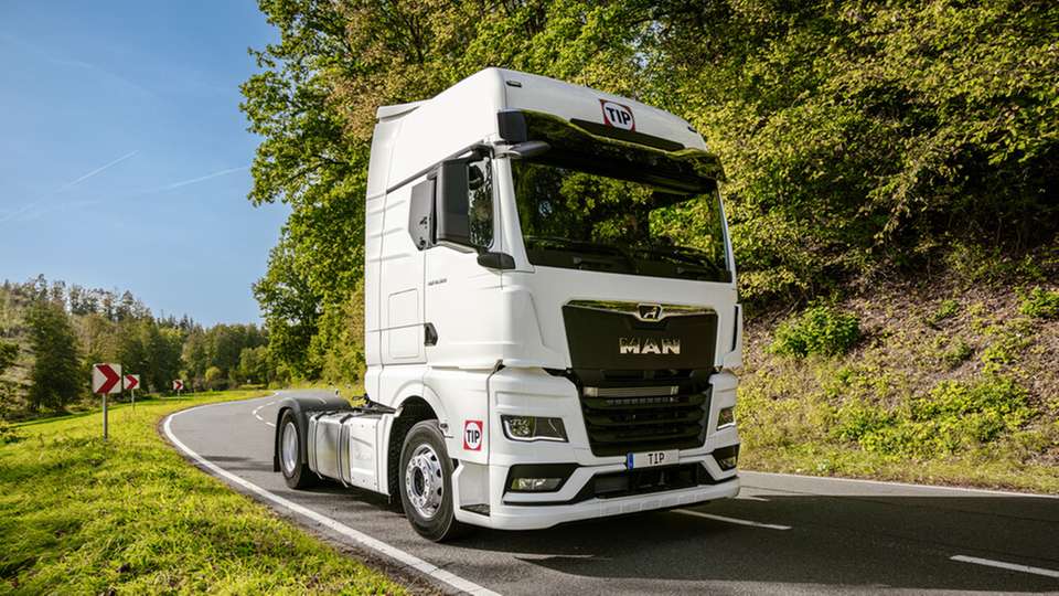 Der Vertrag sieht die Lieferung von bis zu 600 Fahrzeugen pro Jahr über einen Zeitraum von drei Jahren vor. Neben konventionell angetriebenen Fahrzeugen sind auch batterieelektrische Lkw Teil des Vertrags, der ein Auftragsvolumen von bis zu 160 Millionen Euro hat.