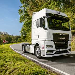 Der Vertrag sieht die Lieferung von bis zu 600 Fahrzeugen pro Jahr über einen Zeitraum von drei Jahren vor. Neben konventionell angetriebenen Fahrzeugen sind auch batterieelektrische Lkw Teil des Vertrags, der ein Auftragsvolumen von bis zu 160 Millionen Euro hat.