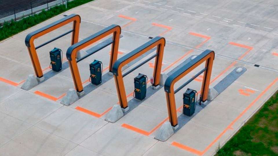 An einem Ladepark von Milence (ähnlich wie diesem in Mogendorf, Abbildung) laden zukünftig E-LKW für die Belieferung von Kaufland-Filialen im Raum Hannover.