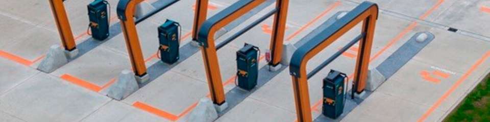 An einem Ladepark von Milence (ähnlich wie diesem in Mogendorf, Abbildung) laden zukünftig E-LKW für die Belieferung von Kaufland-Filialen im Raum Hannover.