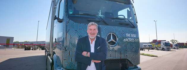 Sascha Hähnke vor dem eActros 600. Als eines der ersten Unternehmen durfte REMONDIS den E-Lkw für den Fernverkehr ein Jahr lang testen und dabei wertvolle Erfahrungen sammeln.